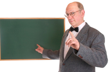 Profesor vysvetľuje pri tabuli