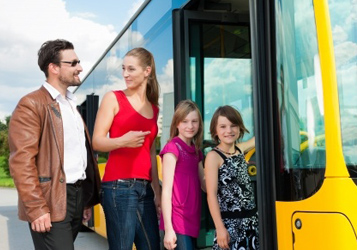 tt_ludia-nastupuju-do-autobusu
