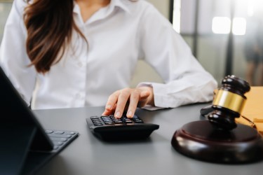 Novely zákona o dani z príjmov schválené v máji a júni 2025, zrazky mzdy